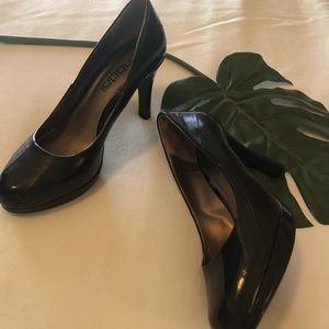 Black snake skin stripe platform pumps